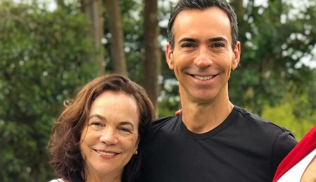 Familiares prestam homenagem à mãe de César Tralli