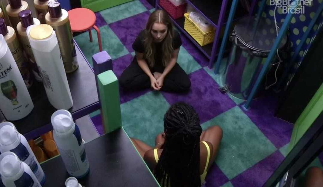 Carla conta para Camilla e João sobre o que viu no quarto secreto: “Fiquei horrorizada”