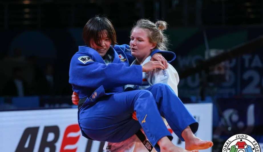 Bronze: Judoca que conquistou a medalha carrega rival machucada no colo
