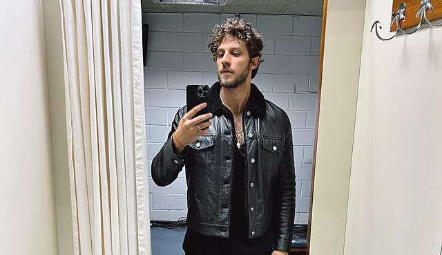 Chay Suede comenta sobre viver papel de Ayrton Senna