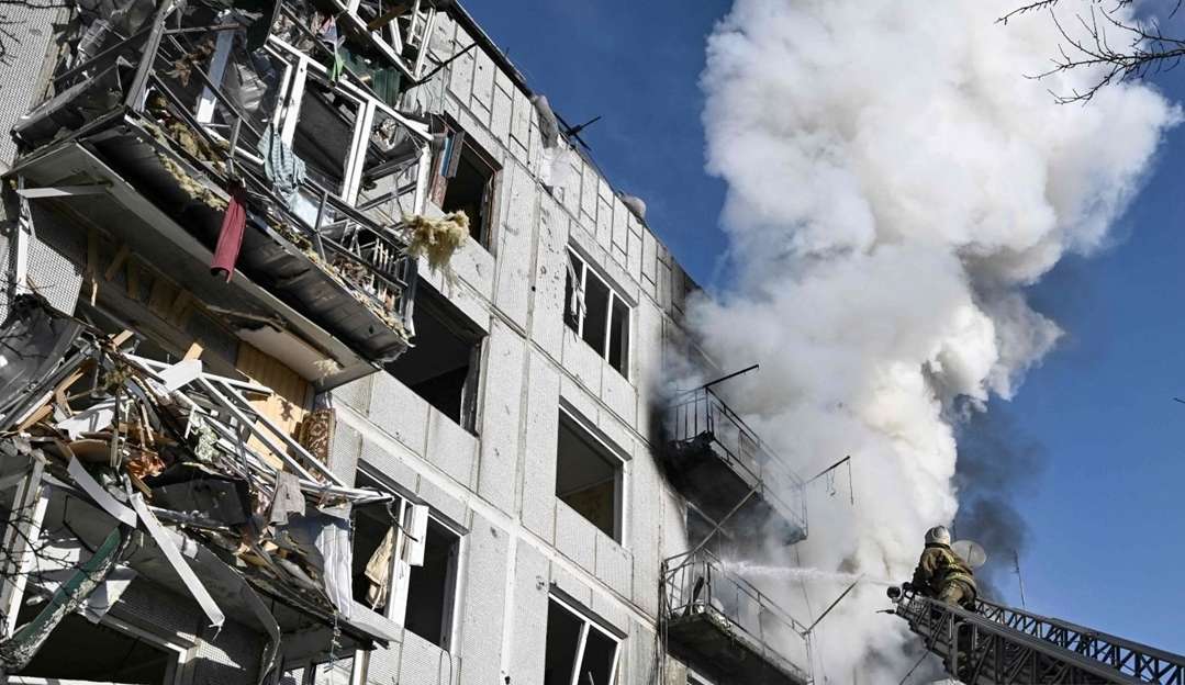 Ucraniana grava momento em que escapa de míssil russo