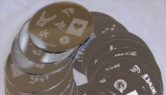 Conheça a placa de unhas que promete facilitar as nail arts