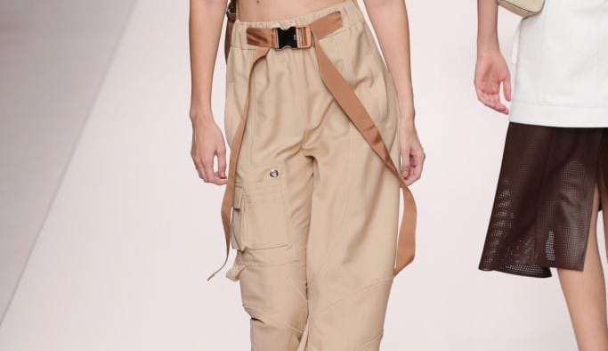 Totalmente repaginada, calça cargo une conforto e estilo na hora de montar os looks