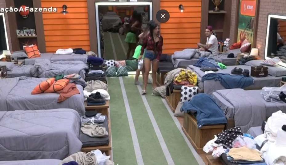 A Fazenda: Bia e Pétala partem pra cima de peão após eliminação de Tati