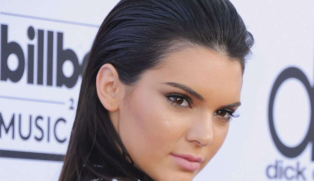 O cabelo com aspecto molhado e “bagunçado” é a atualização da temporada e favorito das celebridades