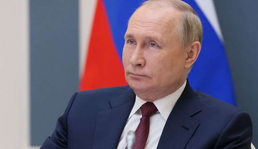 Vladimir Putin ameniza tom de voz em meio a guerra
