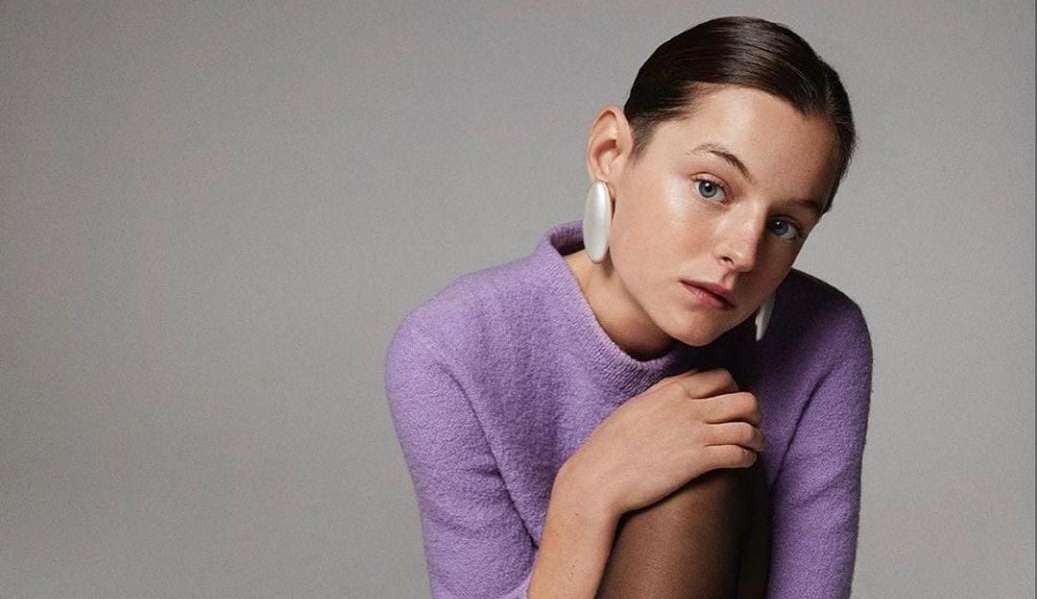 Atriz de The Crown que interpretou princesa Diana diz que Lady Di foi muito “queer”