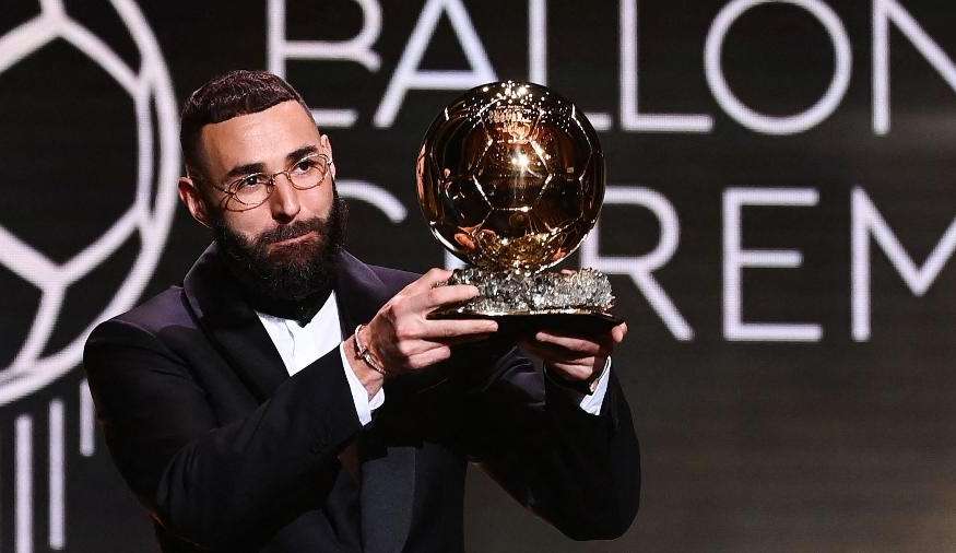 Benzema homenageia Ronaldo Fenômeno ao receber Bola de Ouro
