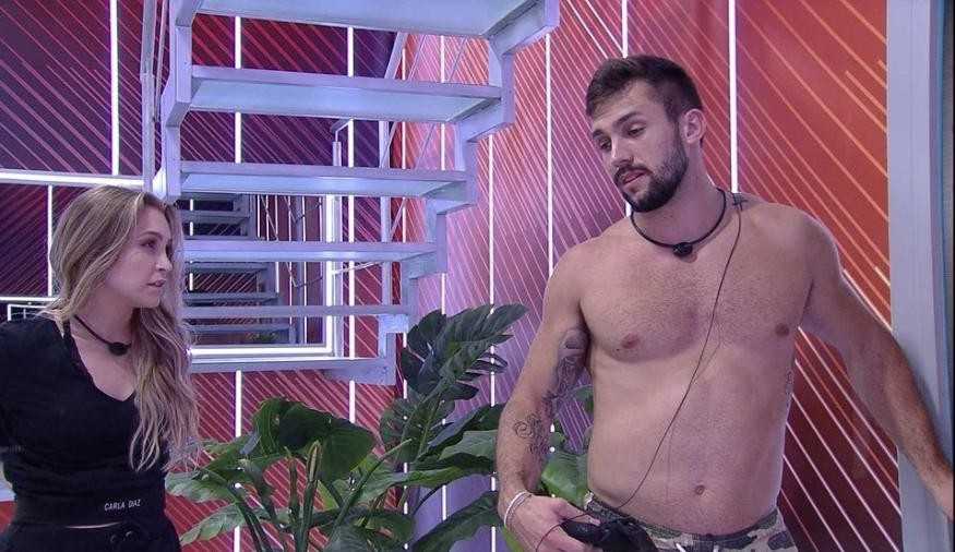 BBB 21: Após a festa, Carla tenta conversar com Arthur, mas brother a ignora: “/Eu quero dormir”/