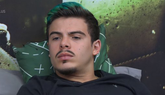 Thomaz Costa quebra a união com o grupo B em A Fazenda