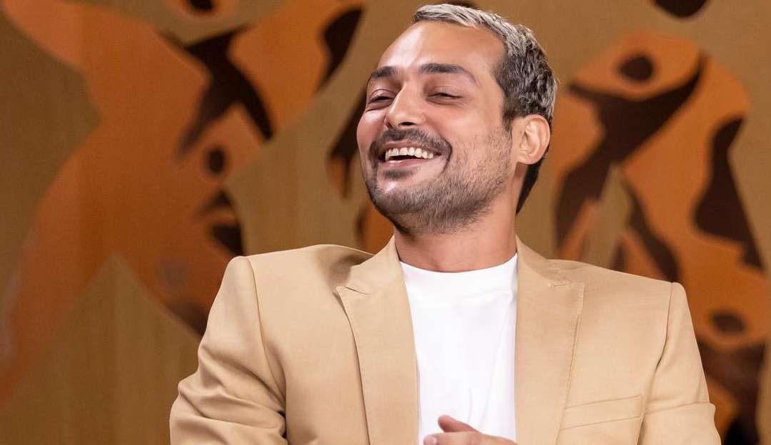 Eduardo Sterblitch comenta sobre sexo e casamento no programa “Saia Justa”