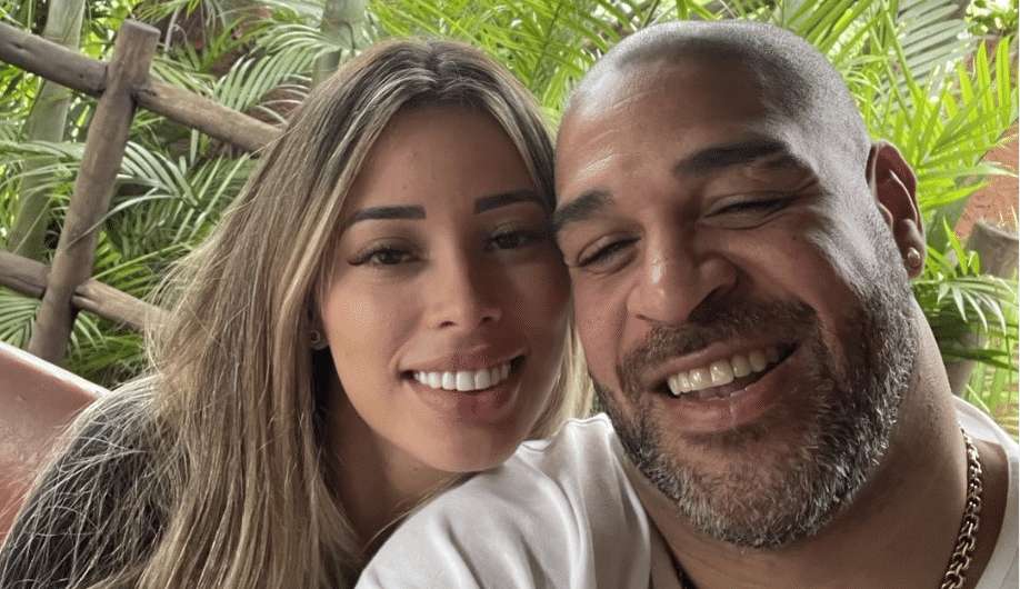 Adriano Imperador reata namoro com Micaela Mesquita