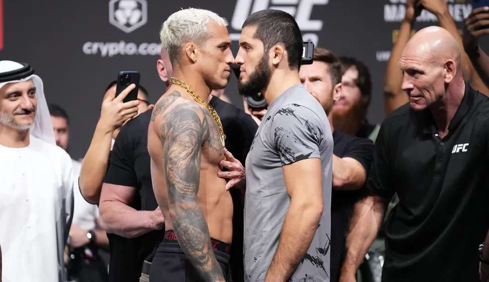 “O leão dos pesos-leves ainda continua rugindo”, diz Charles do Bronx após encarada no UFC