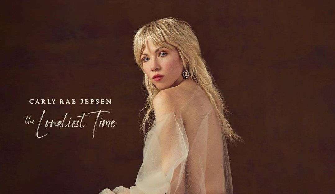 Carly Rae Jepsen abraça a solidão em novo álbum “The Loneliest Time”