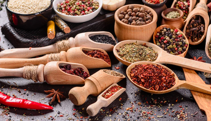 Estudo aponta que potes de condimentos possuem mais bactérias que tampas de latas de lixo