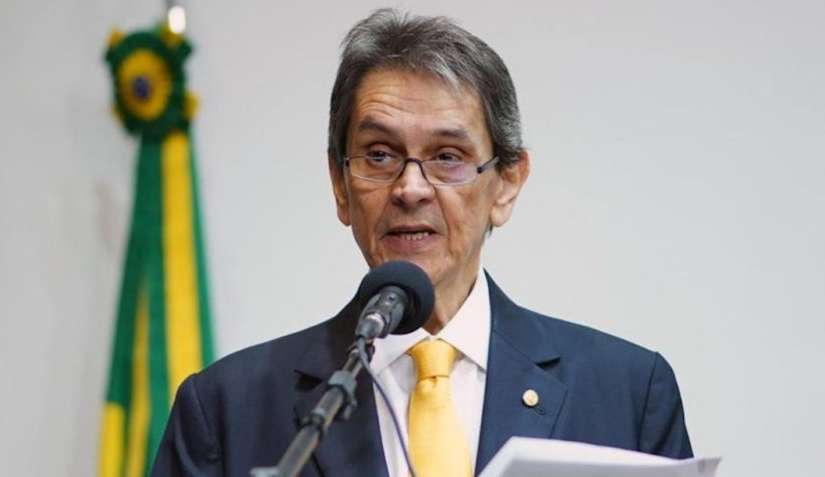 Após ordem de Moraes, Roberto Jefferson resiste à prisão e atira em agentes da Polícia Federal