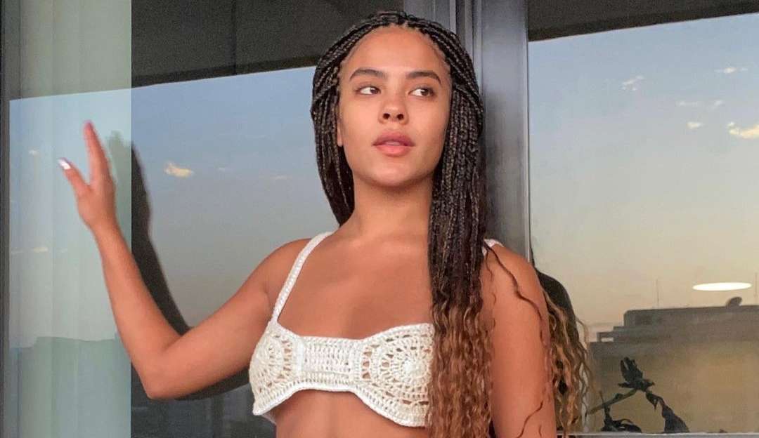 Bella Campos aproveita sábado ensolarado no Rio de Janeiro