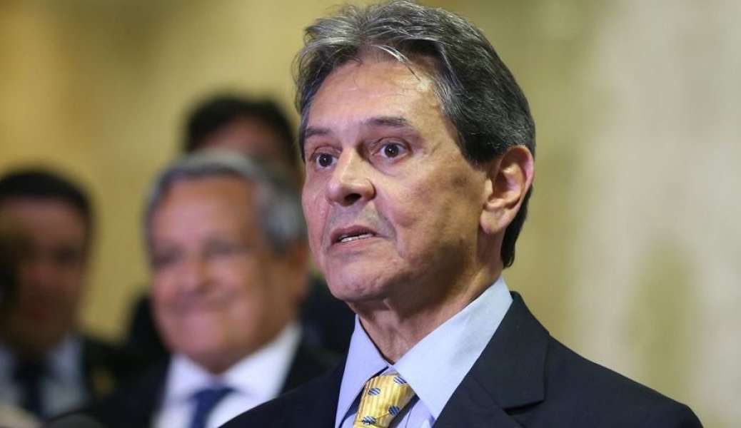 Roberto Jefferson se entrega à Justiça 14 horas após resistir à prisão e atirar em PF