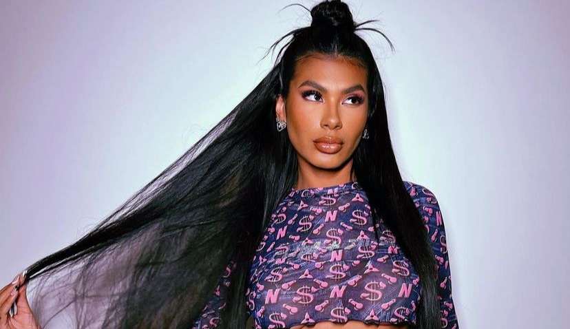 Pocah celebra divulgação na Times Square: “De Caxias para o mundo”