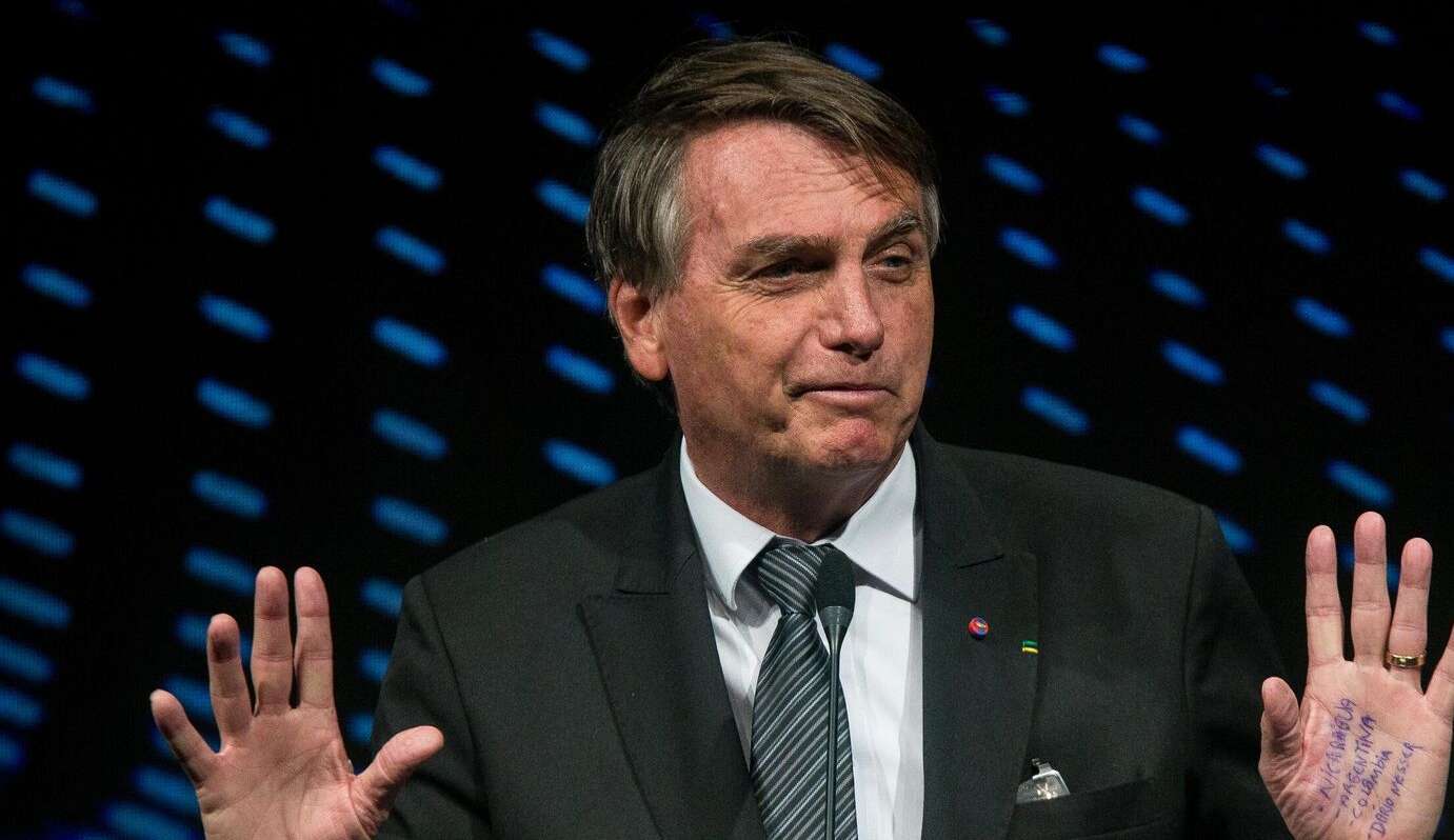 Bolsonaro é alvo de críticas após tentar se desvincular de Roberto Jefferson