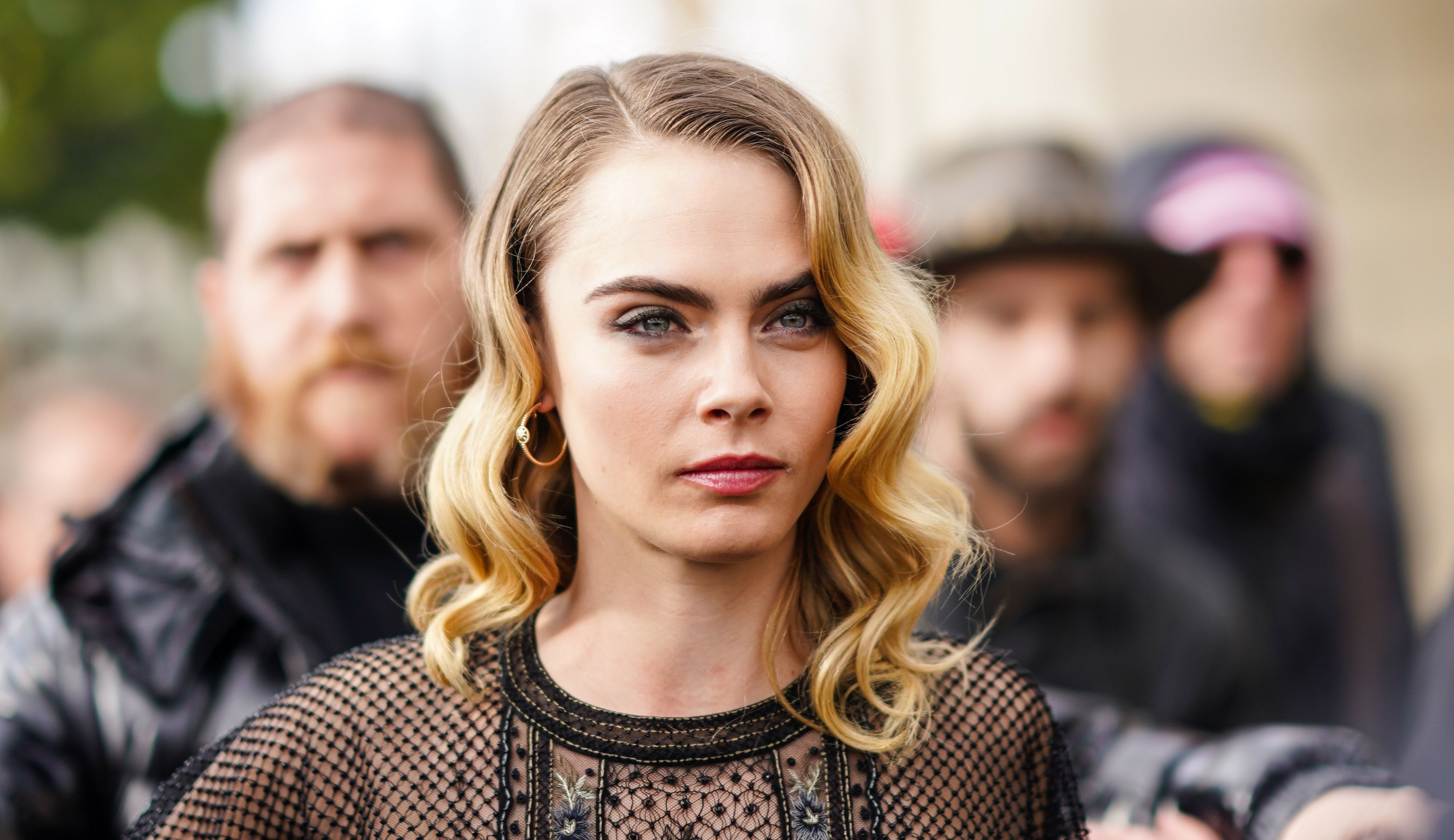 Atriz Cara Delevingne revela que pensou em suicídio devido sua sexualidade