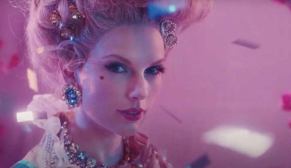 “Taylor Swift” lança videoclipe de “Bejeweled” e refaz história de Cinderela