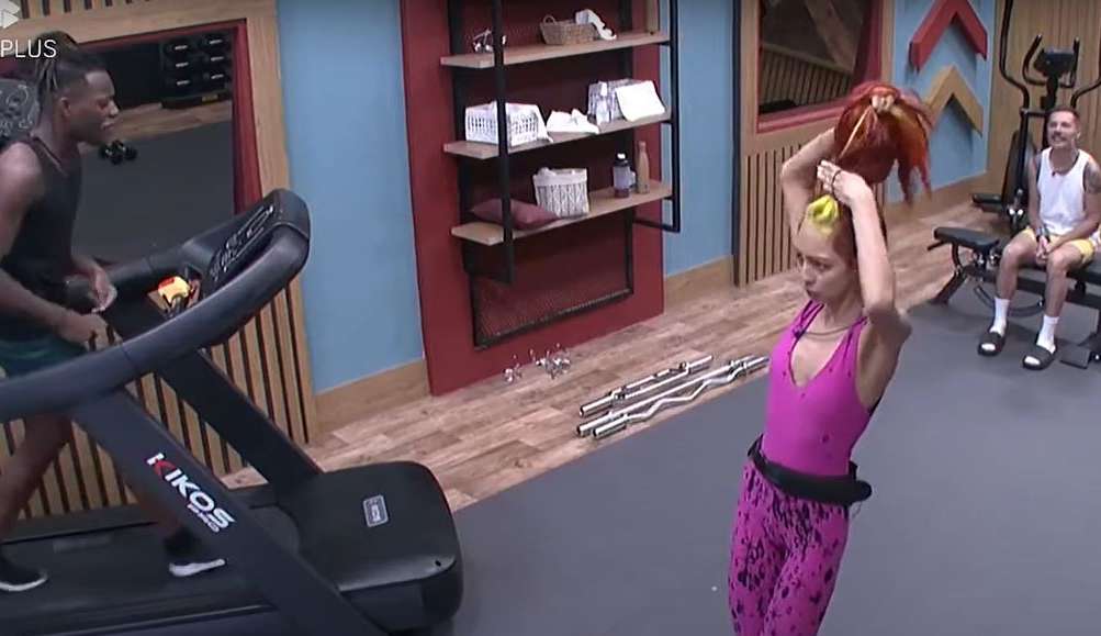 A Fazenda: Pelé e Ruivinha fazem paródia atacando Vini Büttel