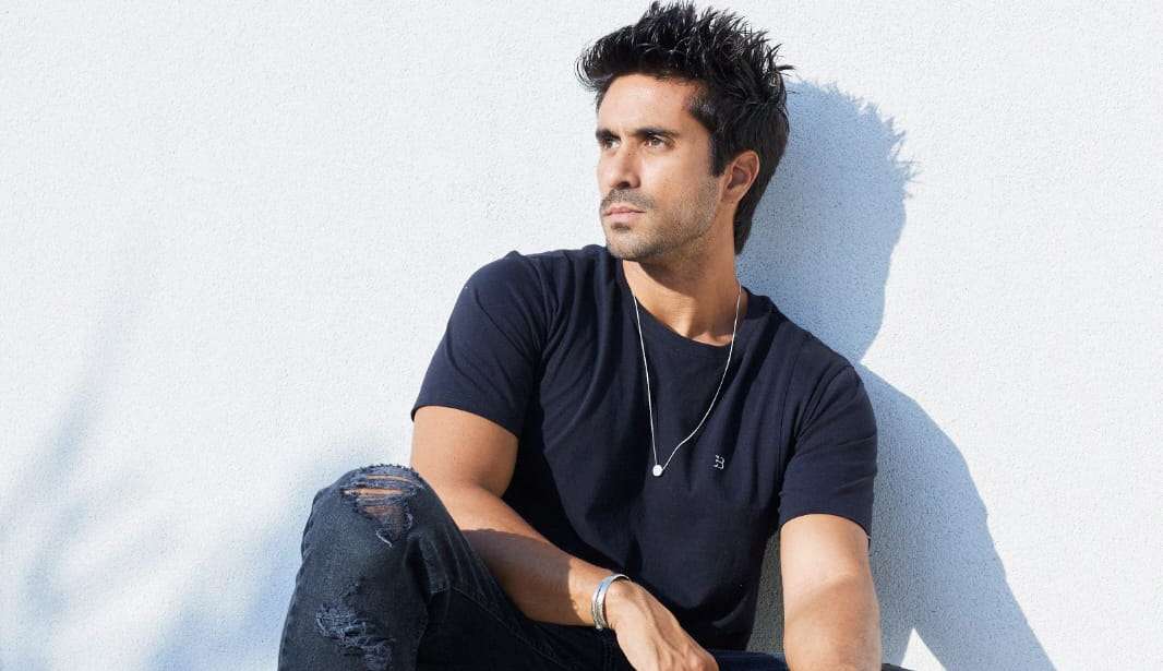 O ator Edu Porto está de volta em Reis agora com novo personagem