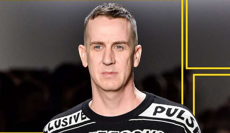 Moschino lança coleção focada em jeans para o Outono 2023