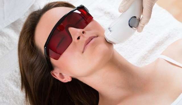 Saiba o que é a luz intensa pulsada e quais suas indicações