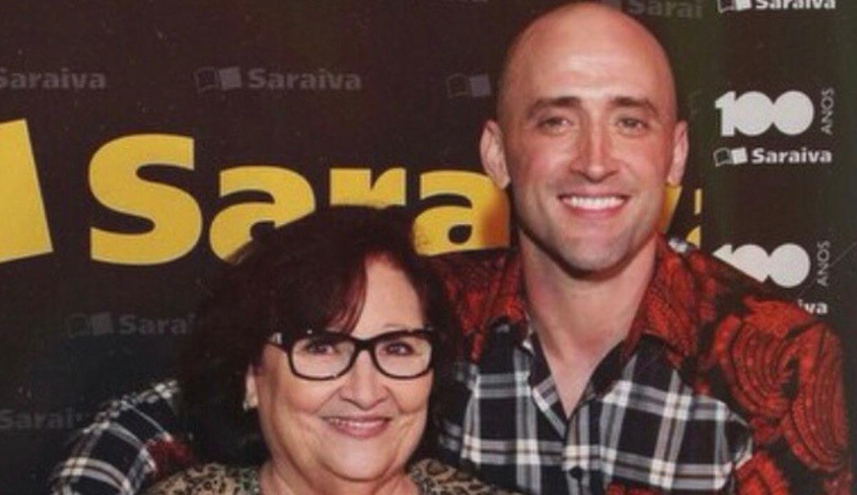 Mãe de Paulo Gustavo pede orações ao humorista que está internado com Covid-19