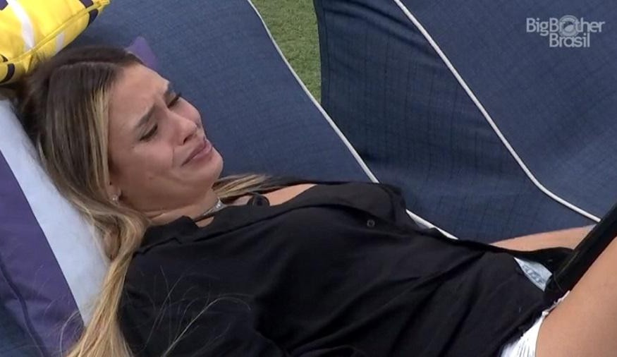 BBB 21: Sarah cai no choro e diz que quer embora do reality show: