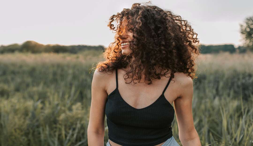 Aprenda a cuidar dos cabelos cacheados e crespos