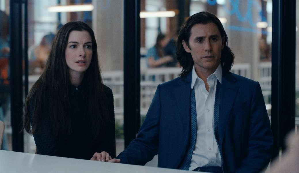 Anne Hathaway revela estranheza em contracenar com Jared Leto