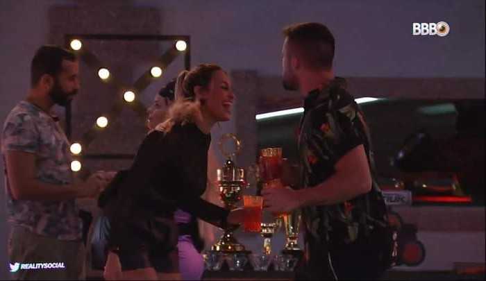 Sarah conta que foi a festas durante quarentena e desdenha de pandemia: “eu não tô sentindo é nada”