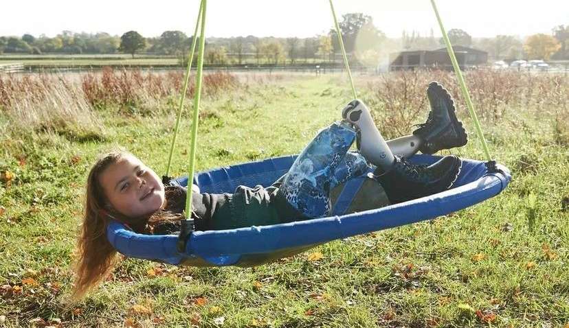 Aos 8 anos de idade, menina britânica é a mais jovem do mundo a receber joelhos robóticos