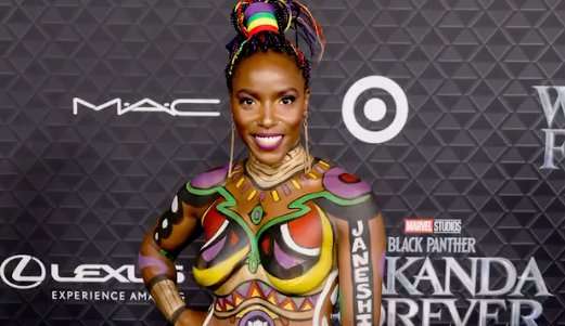 Atriz de Pantera Negra surpreende com pintura de Chadwick Boseman no corpo
