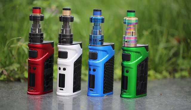 Cigarros eletrônicos são tão prejudiciais quanto cigarros convencionais, segundo pesquisas