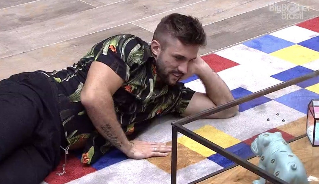 BBB21: Arthur chama cachorro decorativo de Projota e o cantor responde