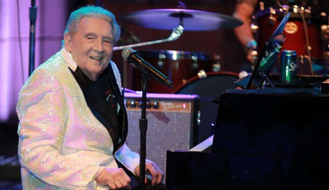 Nos Estados Unidos, o cantor Jerry Lee Lewis, morre aos 87 anos