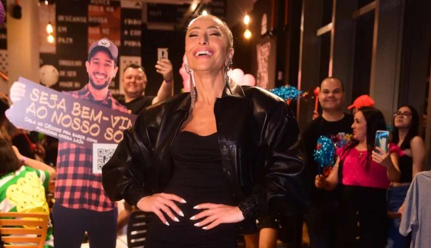 Sabrina Sato tem encontrinho com os fãs em lanchonete de São Paulo