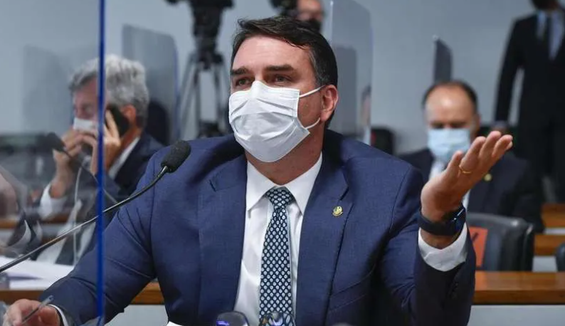 Filho de Bolsonaro reconhece derrota e prega em “erguer a cabeça”