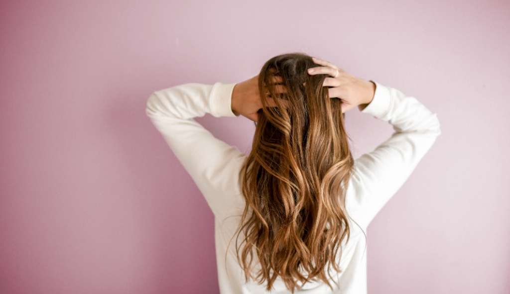 Caindo muito? Veja 5 causas comuns para a queda de cabelo