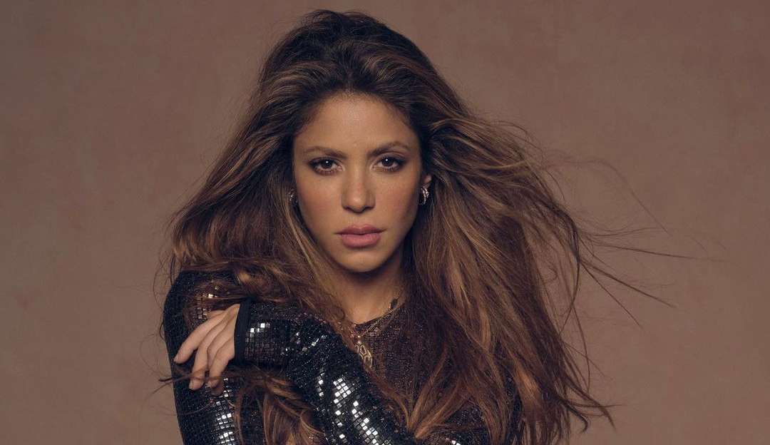 No hospital, Shakira ajuda o pai de 91 anos a fazer exercícios