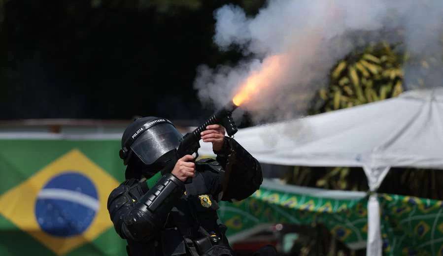 Policiais usam balas de borracha e bombas de gás lacrimogêneo para afastar manifestantes no RS