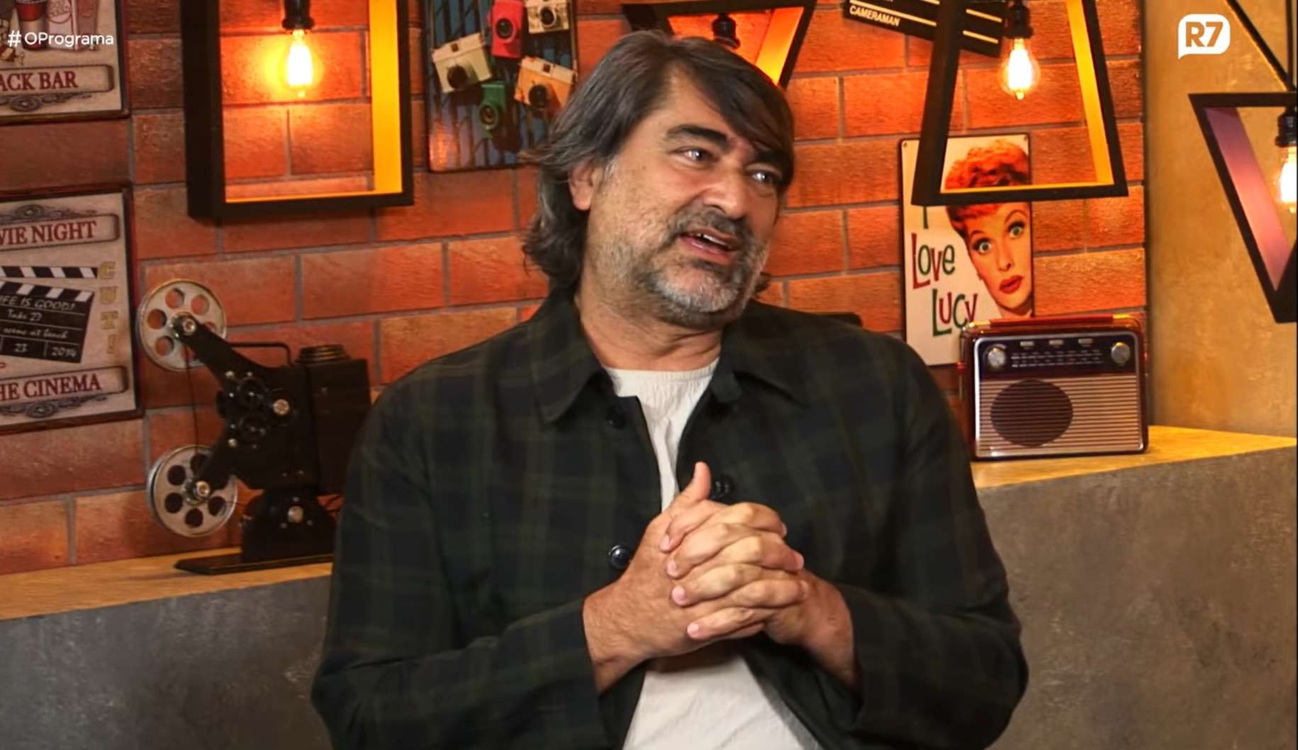 No R7, Zeca Camargo revela que fugiu do Brasil e dispara sobre diretor: “Trabalhar com o Boninho não é fácil”