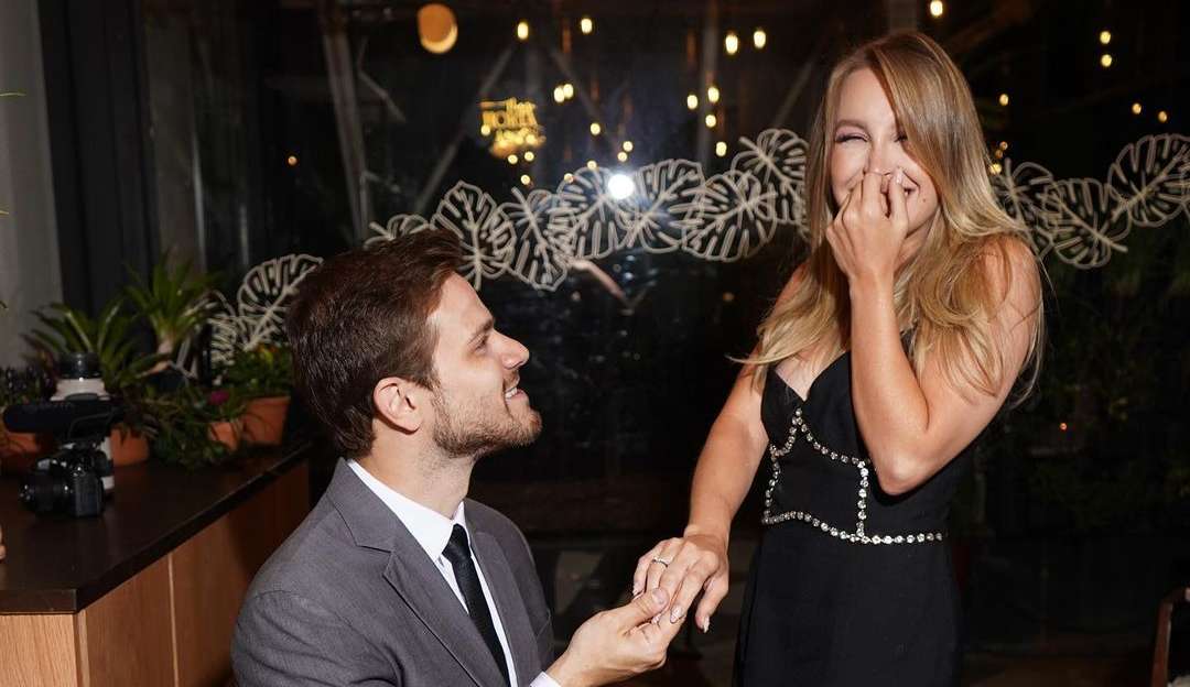 Casório: Carla Diaz e Felipe Becari ficam noivos nesta terça-feira (1)