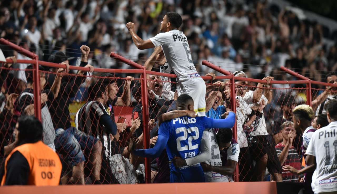 Santos marca nos acréscimos e vence o Atlético-GO