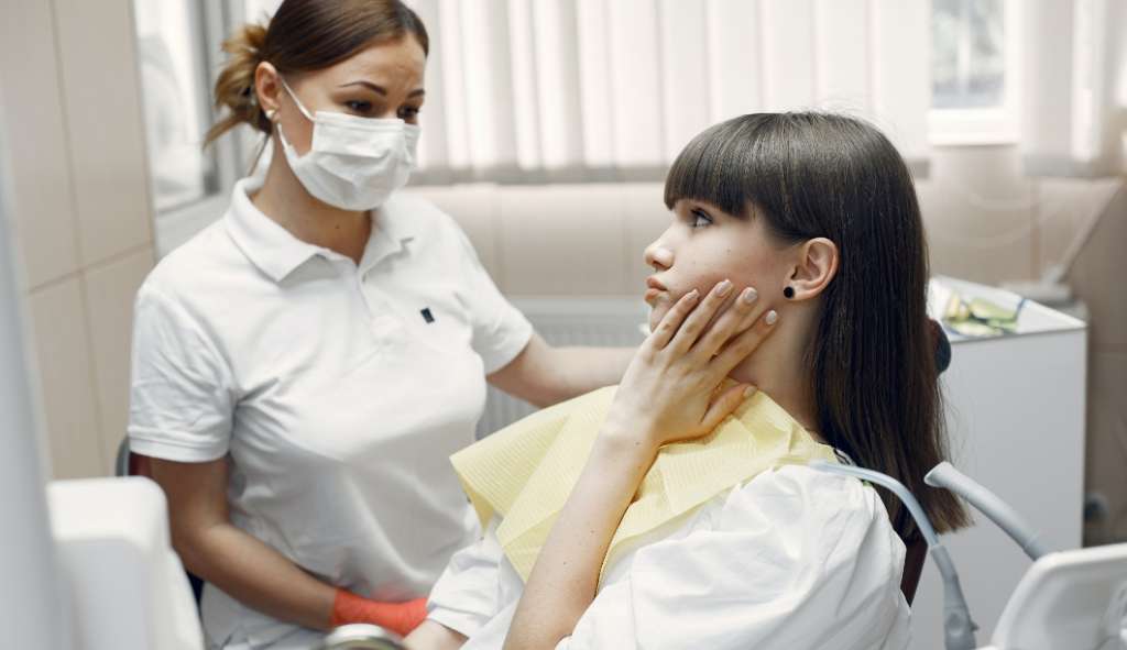 7 em cada 10 adultos relataram episódios de bruxismo durante a pandemia