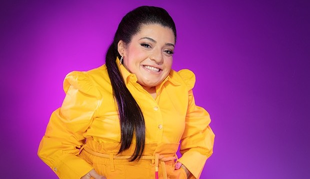 A influencer e psicóloga Pequena Lô conquista muitos fãs e ganha destaque na capa da revista Quem